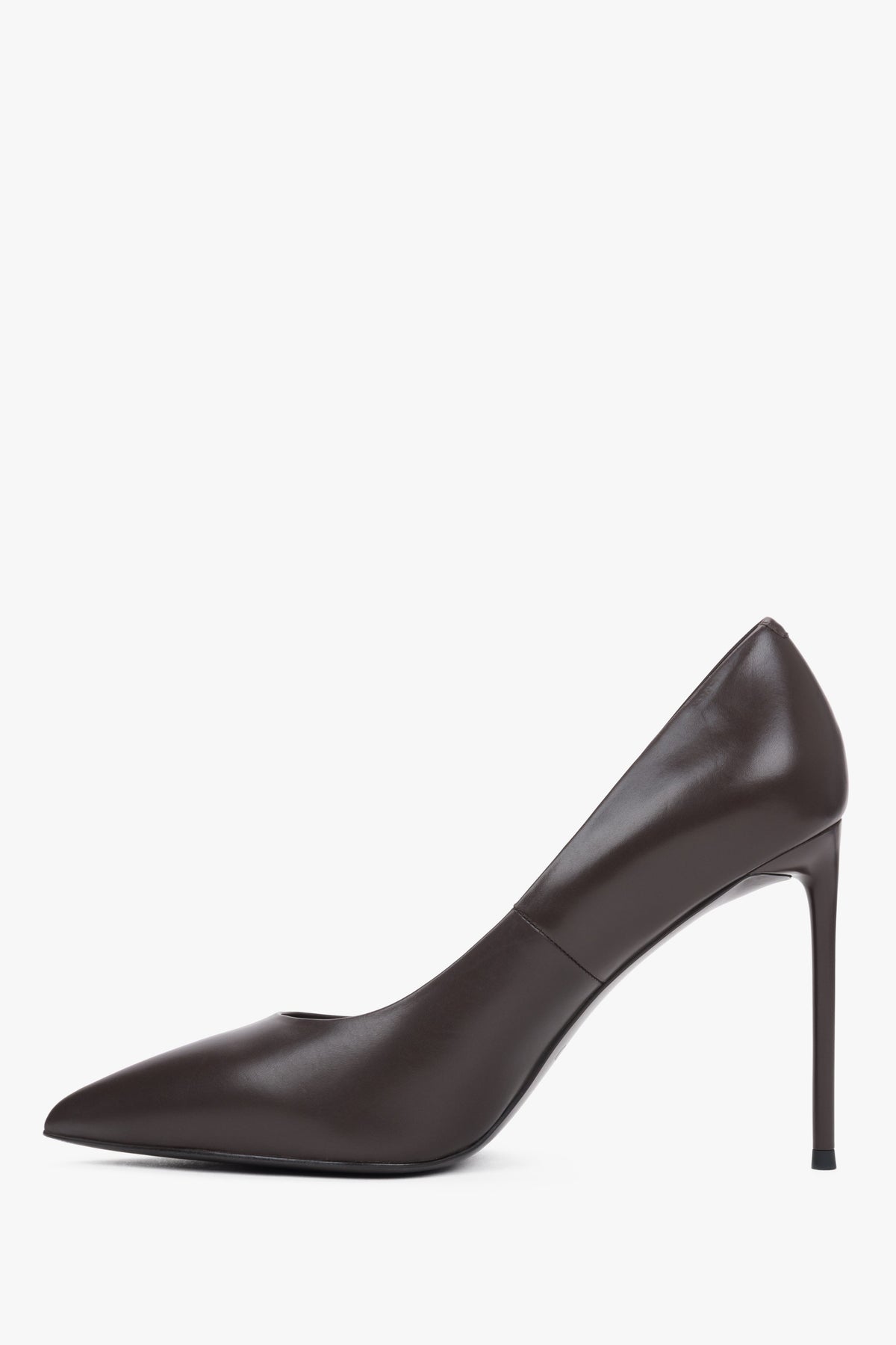 Klassisches Seitenprofil des eleganten dunkelbraunen Leder-Pumps 