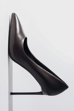 Vertikale Detailaufnahme des dunkelbraunen Stilettos mit Fokus auf die Gummisohle und den feinen Pfennigabsatz 