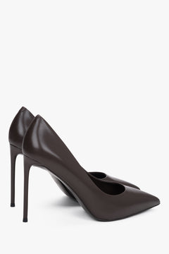 Ansicht von schräg hinten, die die elegante Silhouette und die präzise geformte Fersenpartie des Stilettos zeigt 