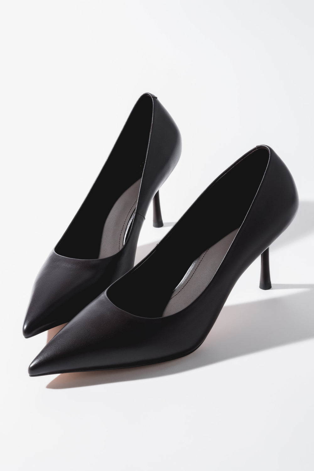 Schrägansicht des eleganten dunkelbraunen Damen-Stilettos aus Echtleder mit spitzer Kappe und 8,5 cm Pfennigabsatz 