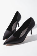 Schrägansicht des eleganten dunkelbraunen Damen-Stilettos aus Echtleder mit spitzer Kappe und 8,5 cm Pfennigabsatz 