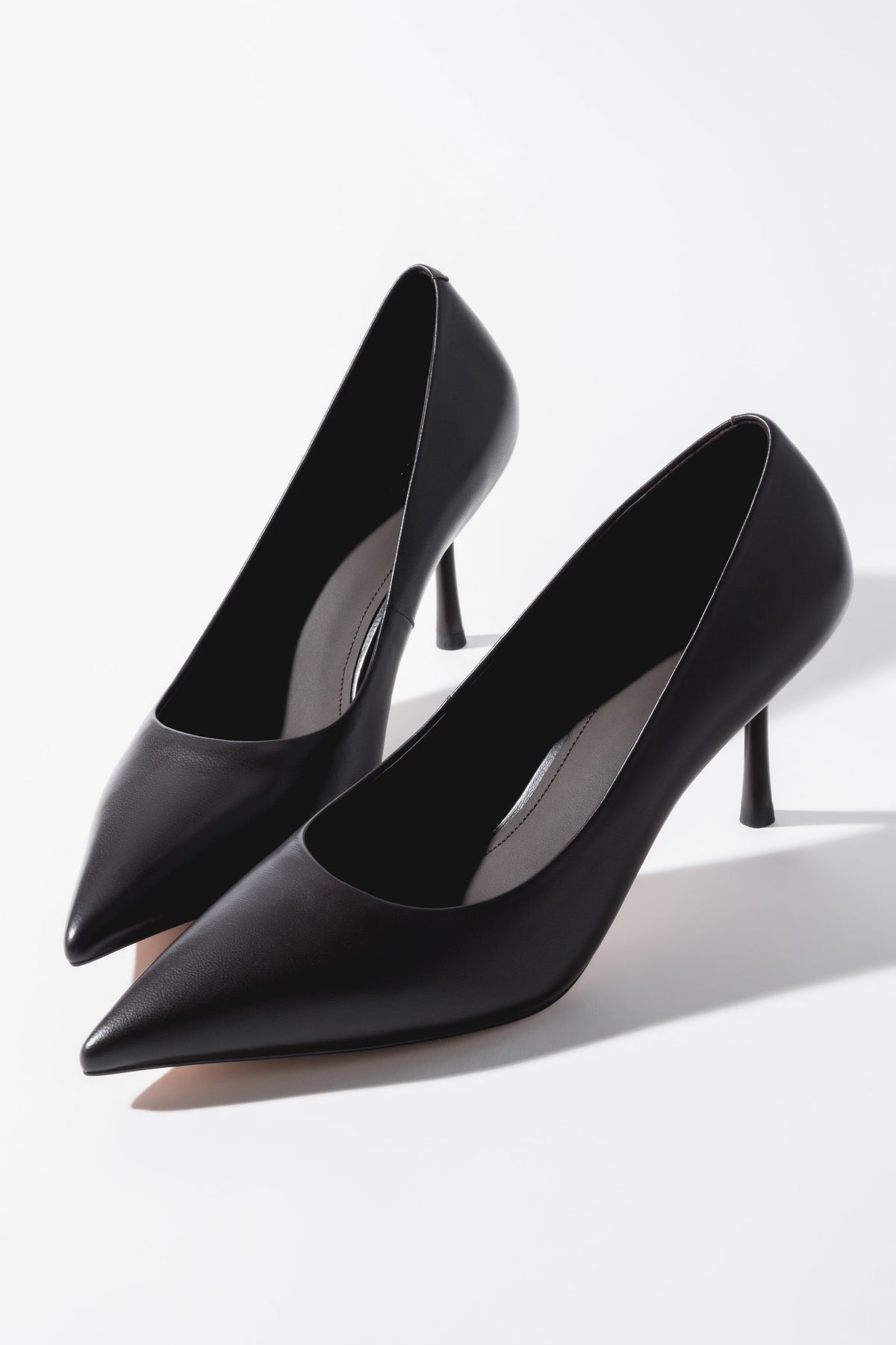 Schrägansicht des eleganten dunkelbraunen Damen-Stilettos aus Echtleder mit spitzer Kappe und 8,5 cm Pfennigabsatz 