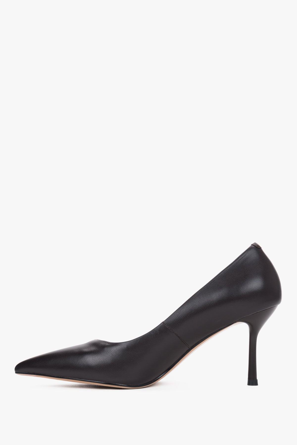 Klassisches Seitenprofil des eleganten dunkelbraunen Damen-Stilettos aus Echtleder mit spitzer Kappe und Absatz