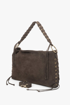 Schräge Perspektive der Boho-Tasche mit Metallösen an den Seiten