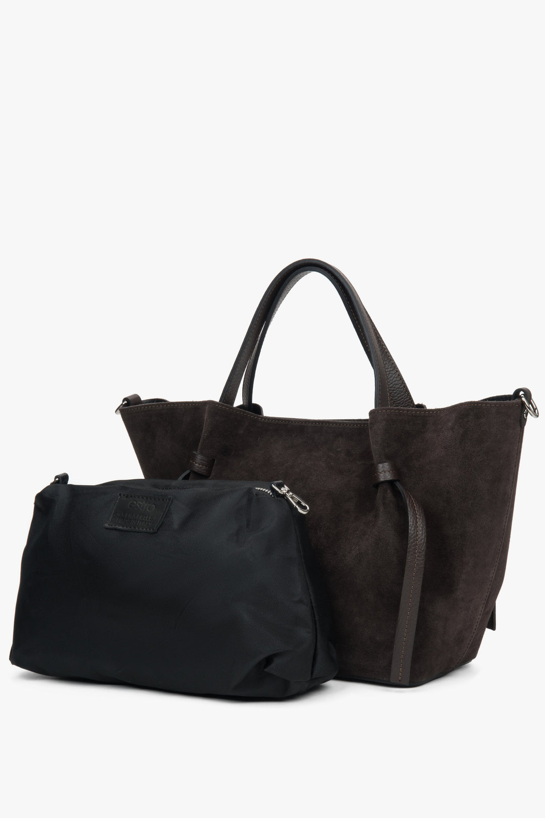 Die dunkelbraune Velours-Tasche präsentiert mit der beiliegenden schwarzen Innentasche