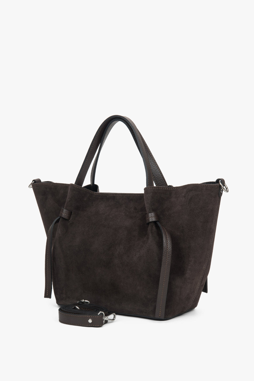 Schrägansicht der Tasche zur Veranschaulichung der seitlichen Riemen und der Tiefe