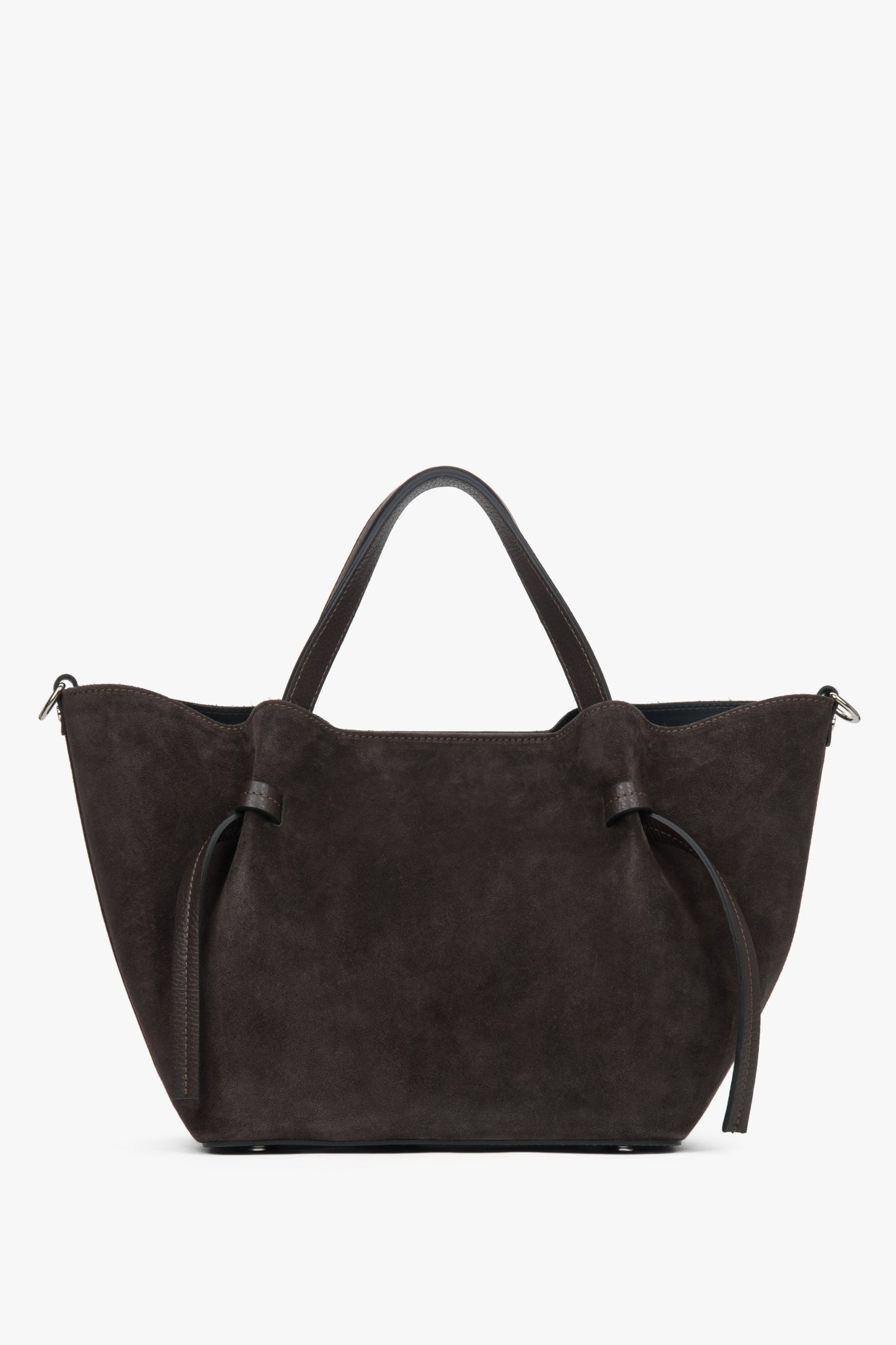 Rückseite der dunkelbraunen Shopper-Tasche im minimalistischen Design