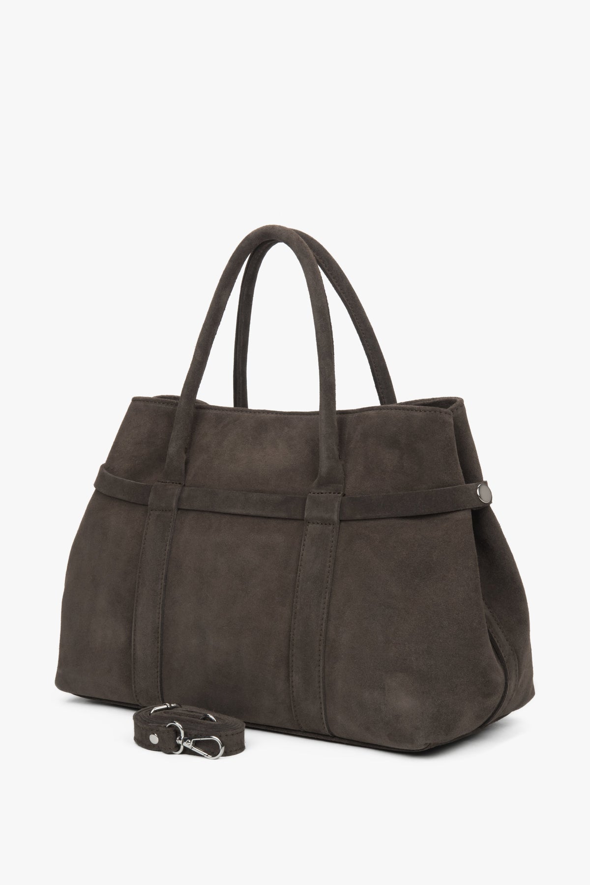 Leicht schräge Ansicht der geräumigen Schultertasche in Dunkelbraun