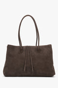 Frontalansicht der großen dunkelbraunen Damen-Tote-Bag aus Velours.