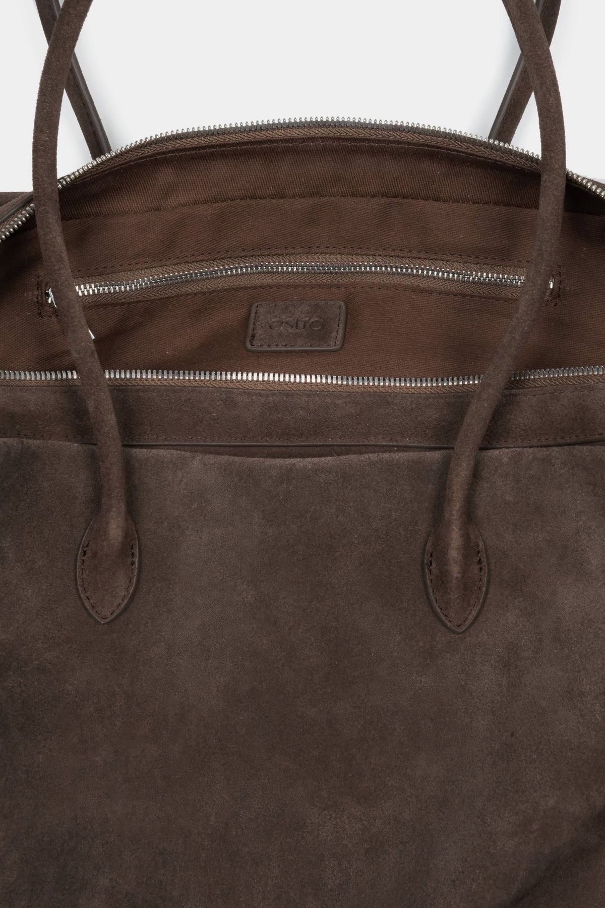 Innenansicht der dunkelbraunen Velours-Tasche mit drei Fächern und Textilfutter.