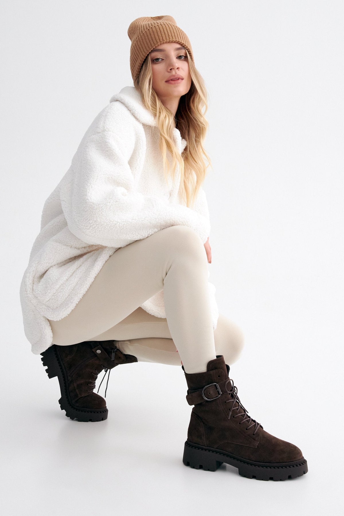 Ganzkörper-Styling mit den dunkelbraunen Damen-Winter-Stiefeletten