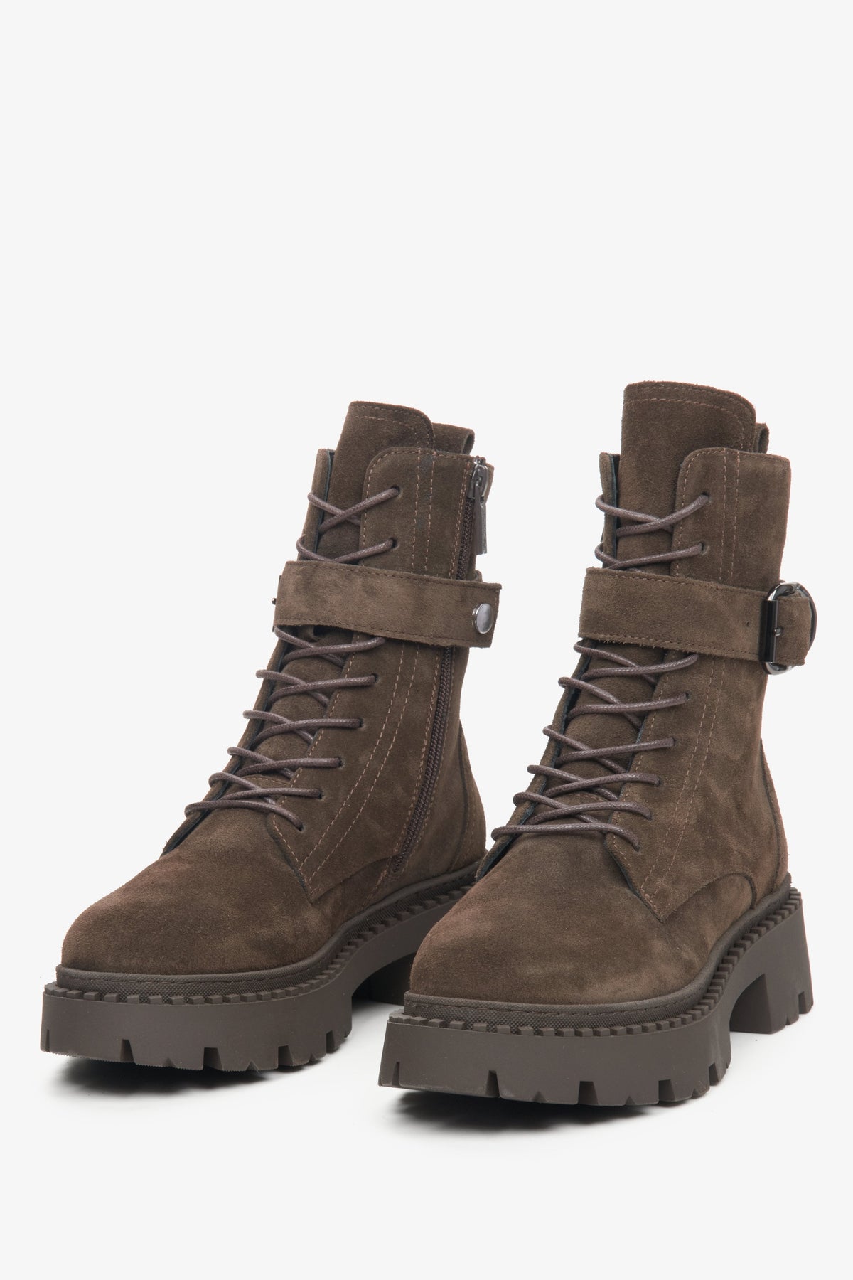 Frontale Perspektive der dunkelbraunen Schnür-Stiefeletten für Damen