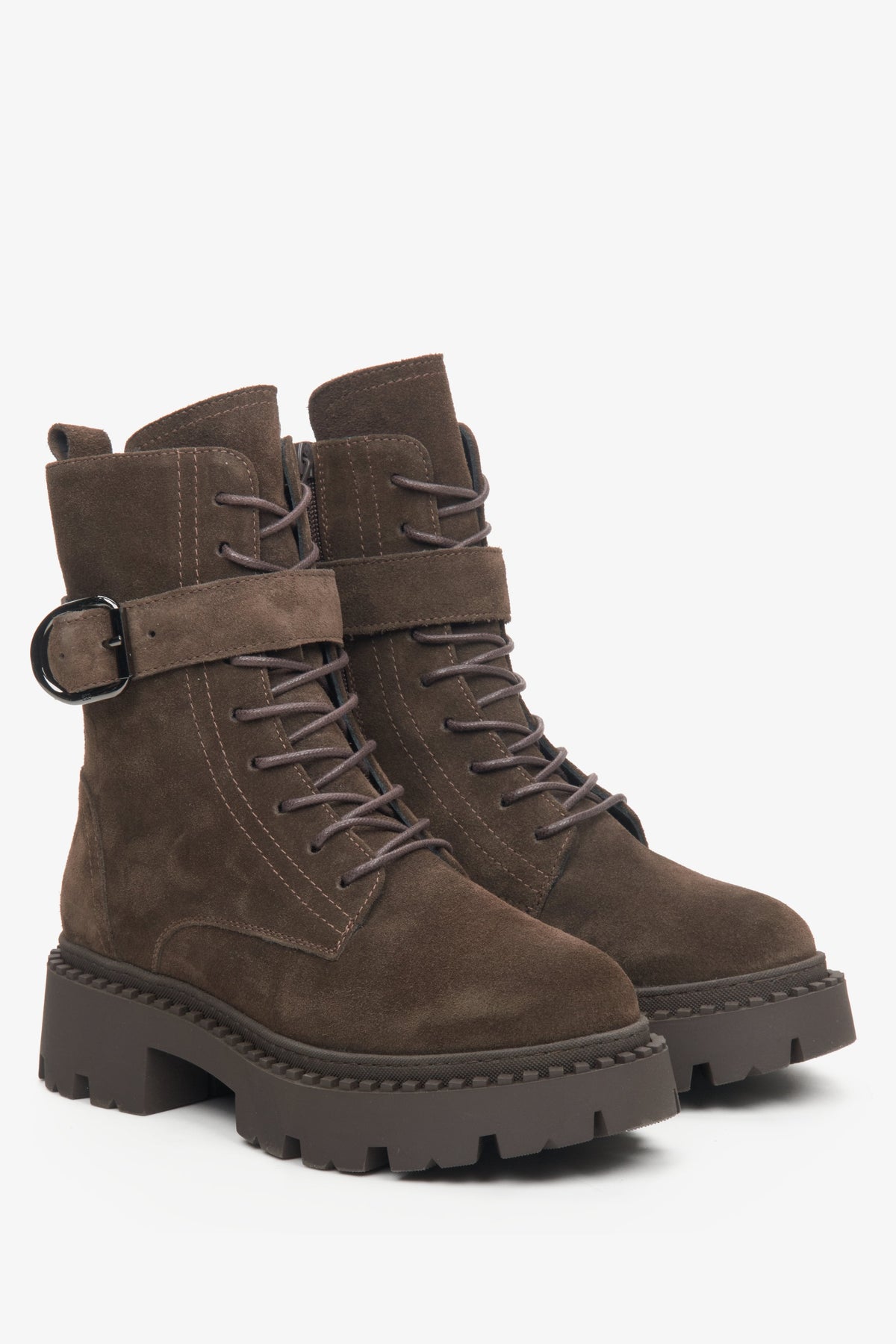 Schräge Frontalansicht der dunkelbraunen Damen-Winter-Stiefeletten aus Veloursleder