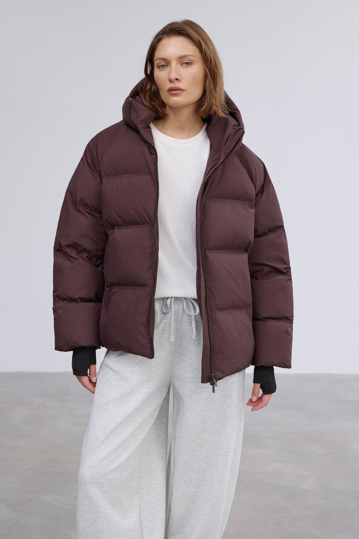 Model präsentiert die offene dunkelbraune Winterjacke im Loose-Fit