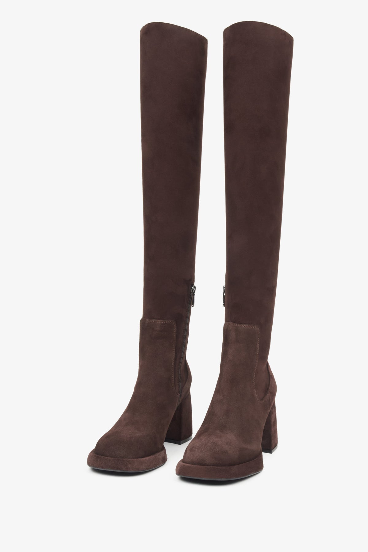 Ansicht des Paares dunkelbrauner Stiefel aus Stretch-Veloursleder mit stabilem Blockabsatz und Karree-Spitze
