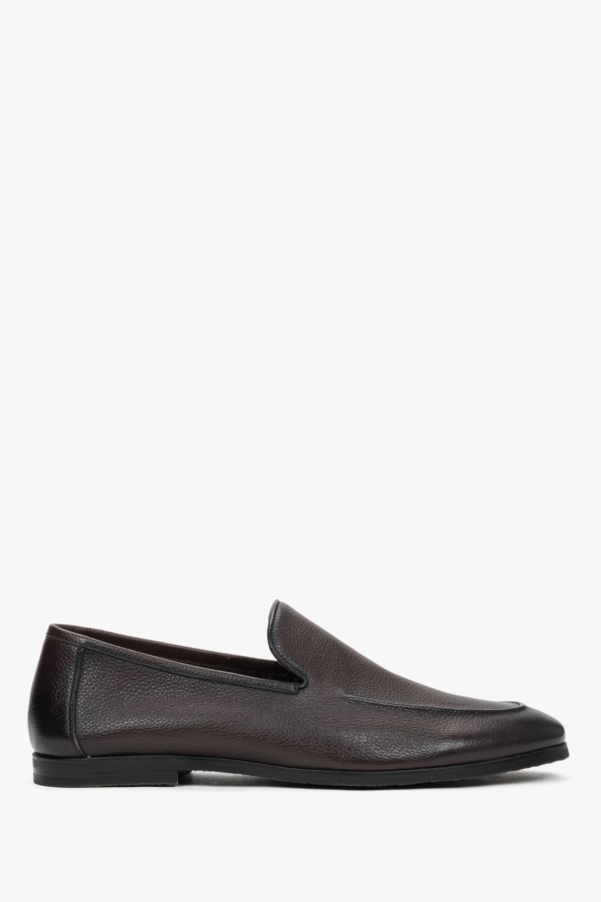Flaches Seitenprofil der dunkelbraunen Herren-Loafer aus Echtleder.