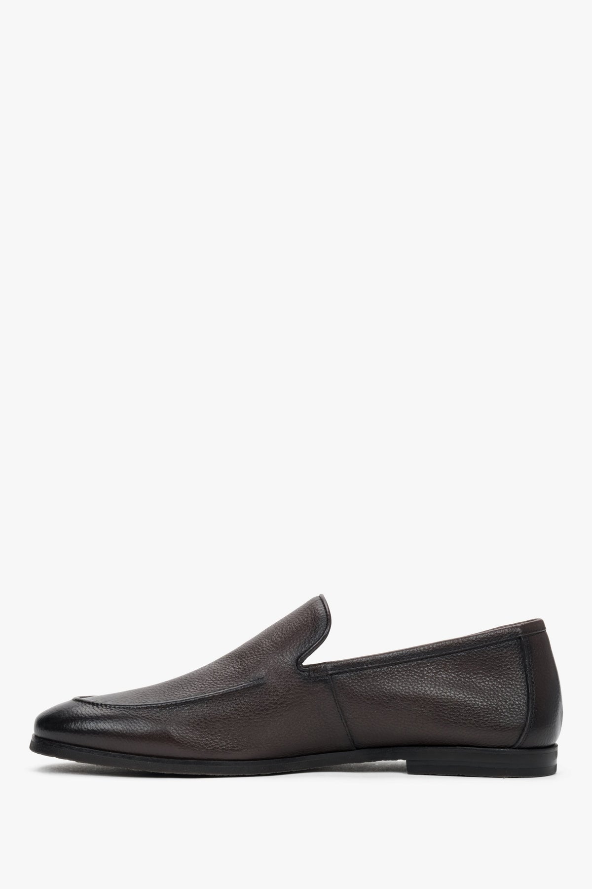 Linkes Seitenprofil der dunkelbraunen Echtleder-Loafer von Estro.