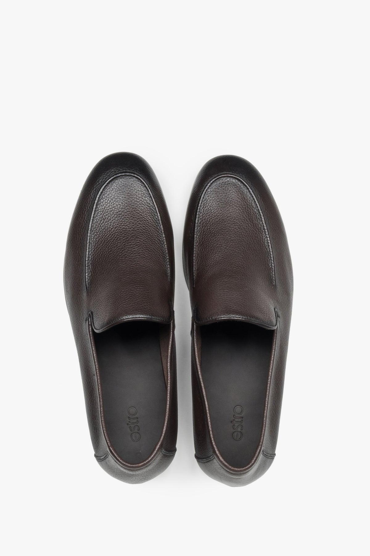 Draufsicht auf das Paar formeller Herren-Loafer aus Echtleder in Dunkelbraun.