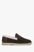 Flaches Seitenprofil der dunkelbraunen Damen-Loafer mit hellem Fell