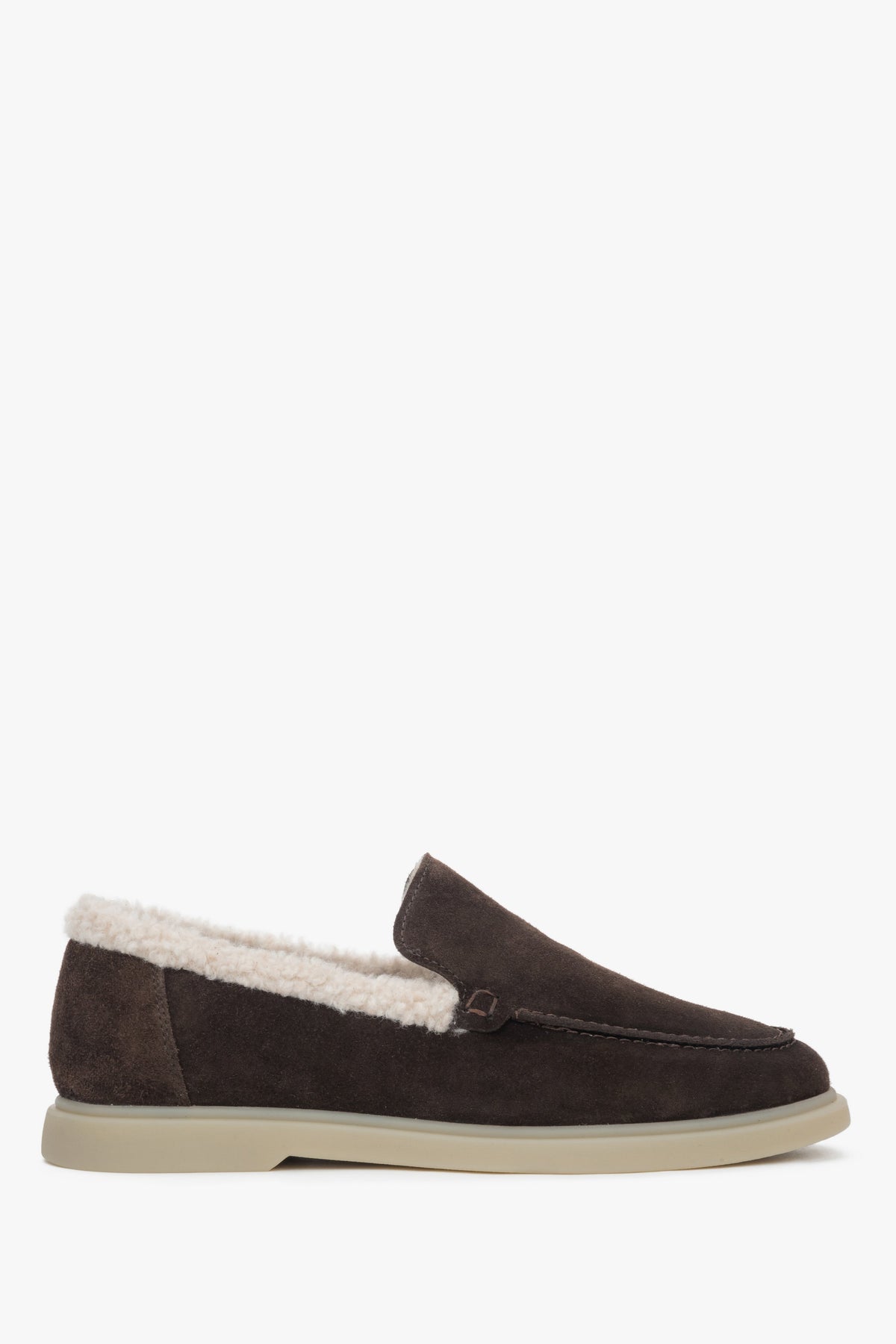 Flaches Seitenprofil der dunkelbraunen Damen-Loafer mit hellem Fell