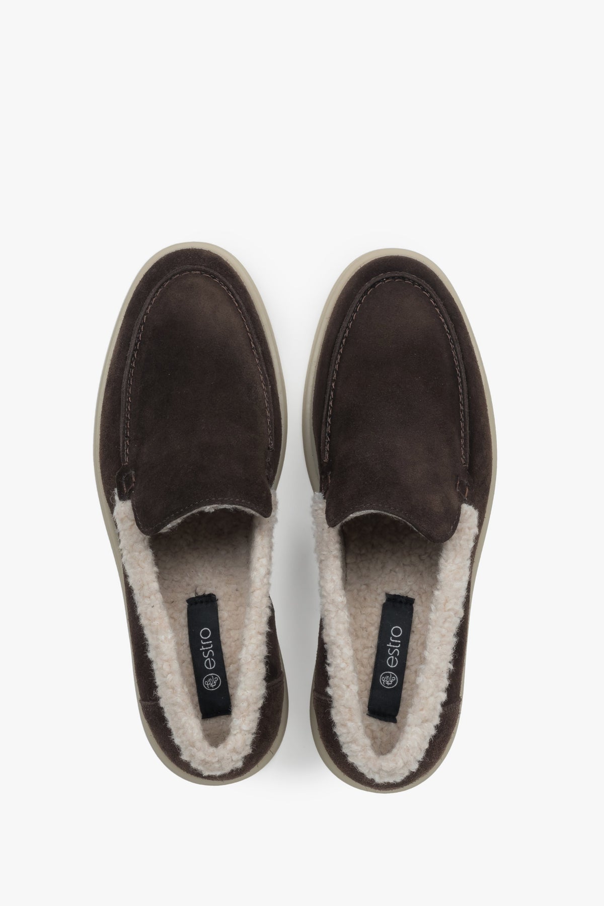 Draufsicht auf das Paar dunkelbrauner Loafer mit kuscheligem Innenfutter