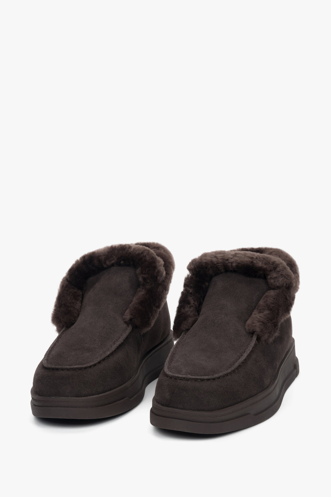 Frontale Schrägansicht der gemütlichen Winterschuhe