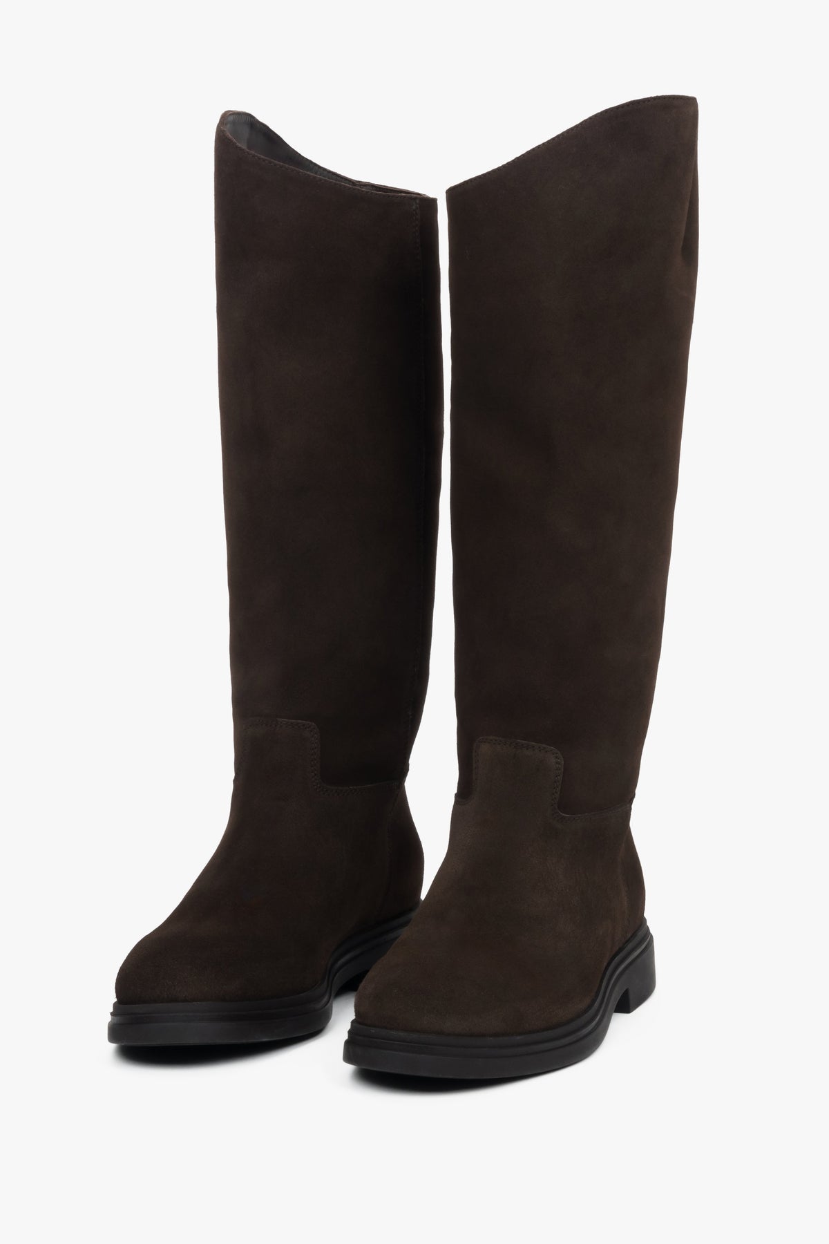 Frontale Schrägansicht beider Stiefel mit Fokus auf die abgerundete Zehenpartie 