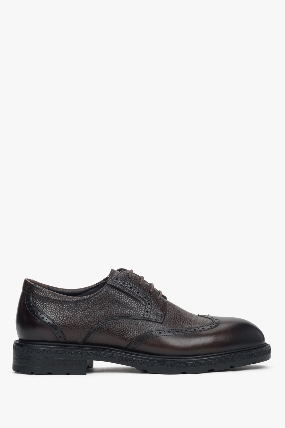 Profilansicht des dunkelbraunen Herren-Halbschuhs im Brogue-Stil.