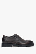 Profilansicht des dunkelbraunen Herren-Halbschuhs im Brogue-Stil.