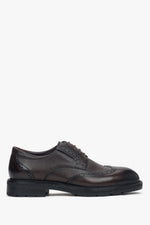 Profilansicht des dunkelbraunen Herren-Halbschuhs im Brogue-Stil.