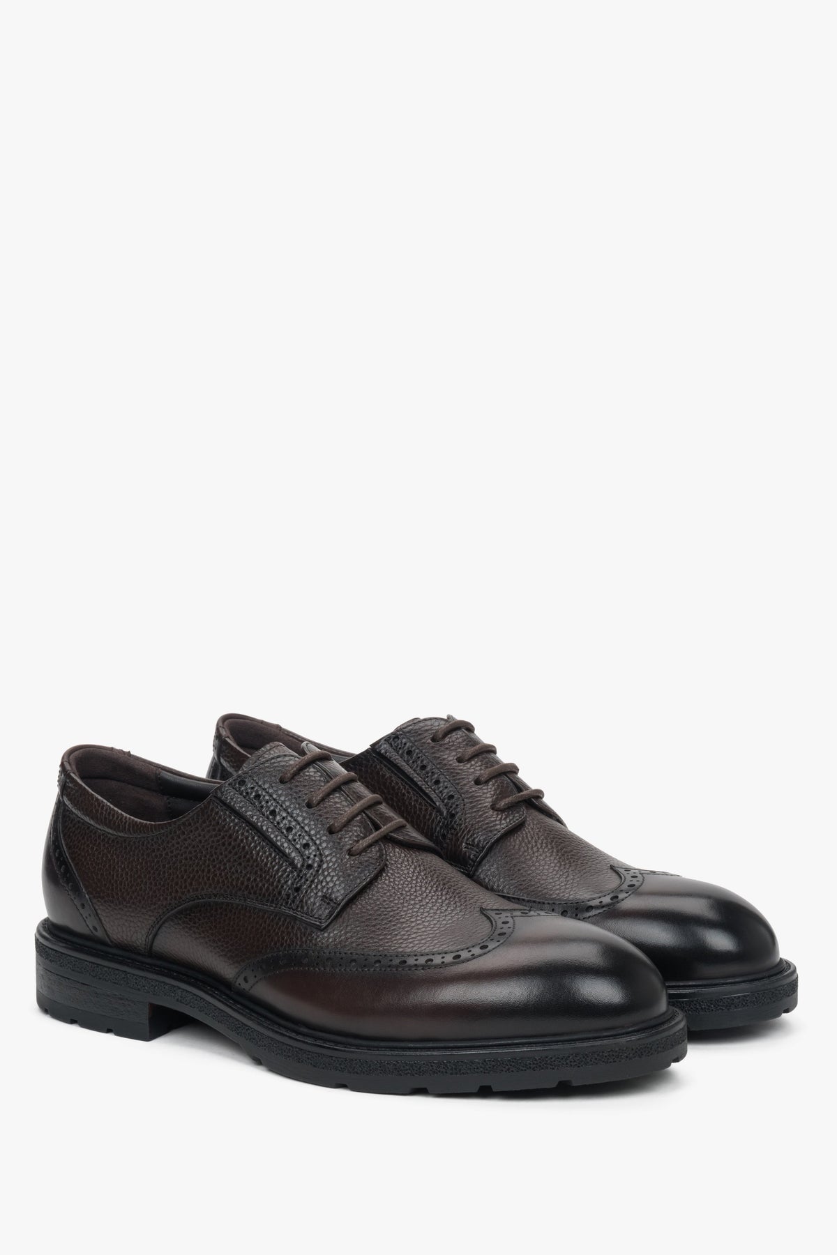 Schräge Ansicht der eleganten dunkelbraunen Leder-Halbschuhe.