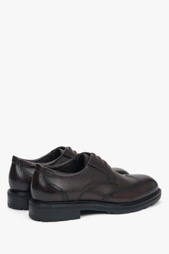 Andere schräge Ansicht der dunkelbraunen Herren-Schnürschuhe.