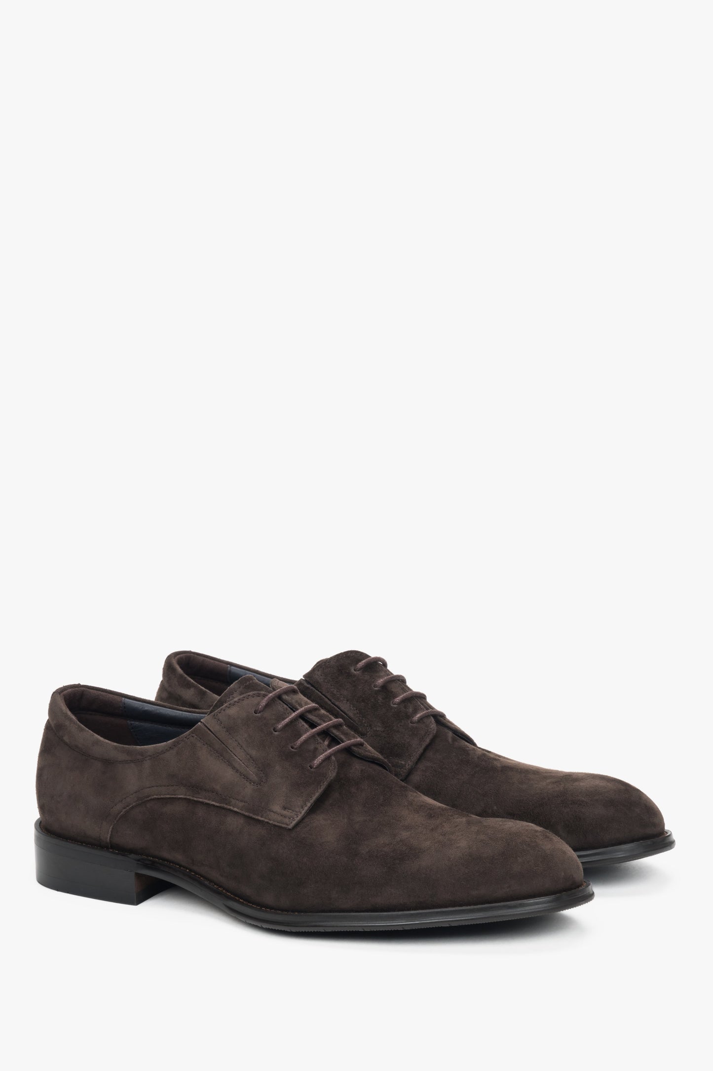 Schräge Ansicht der dunkelbraunen Herren-Halbschuhe im Derby-Stil aus weichem Veloursleder.