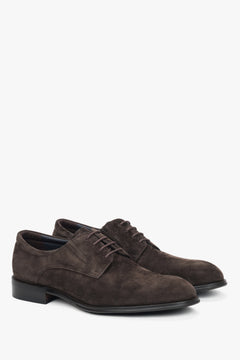 Schräge Ansicht der dunkelbraunen Herren-Halbschuhe im Derby-Stil aus weichem Veloursleder.