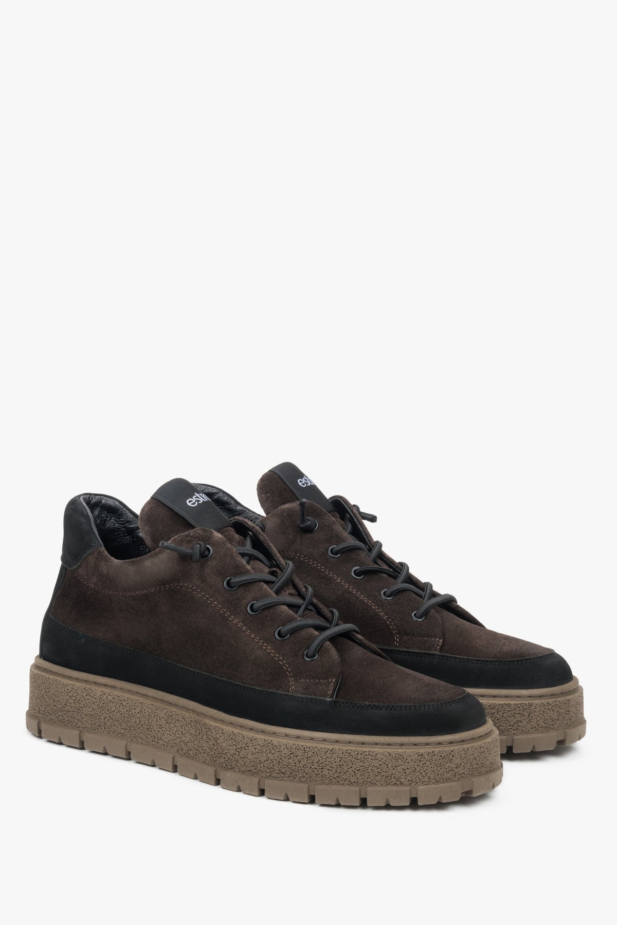 Frontale Schrägansicht des Paares dunkelbrauner High-Top-Sneaker auf hellem Hintergrund