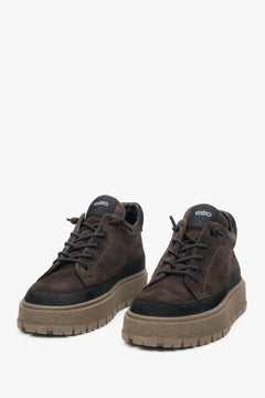 Perspektivische Ansicht der geschnürten dunkelbraunen Herren-Sneaker von schräg vorne