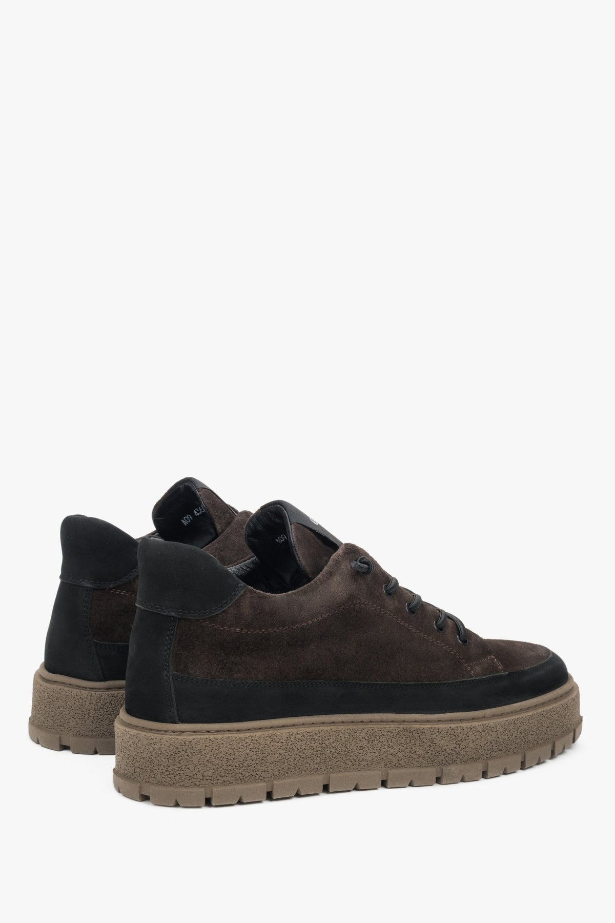 Rückwärtige Schrägansicht des Paares dunkelbrauner Herren-Wintersneaker