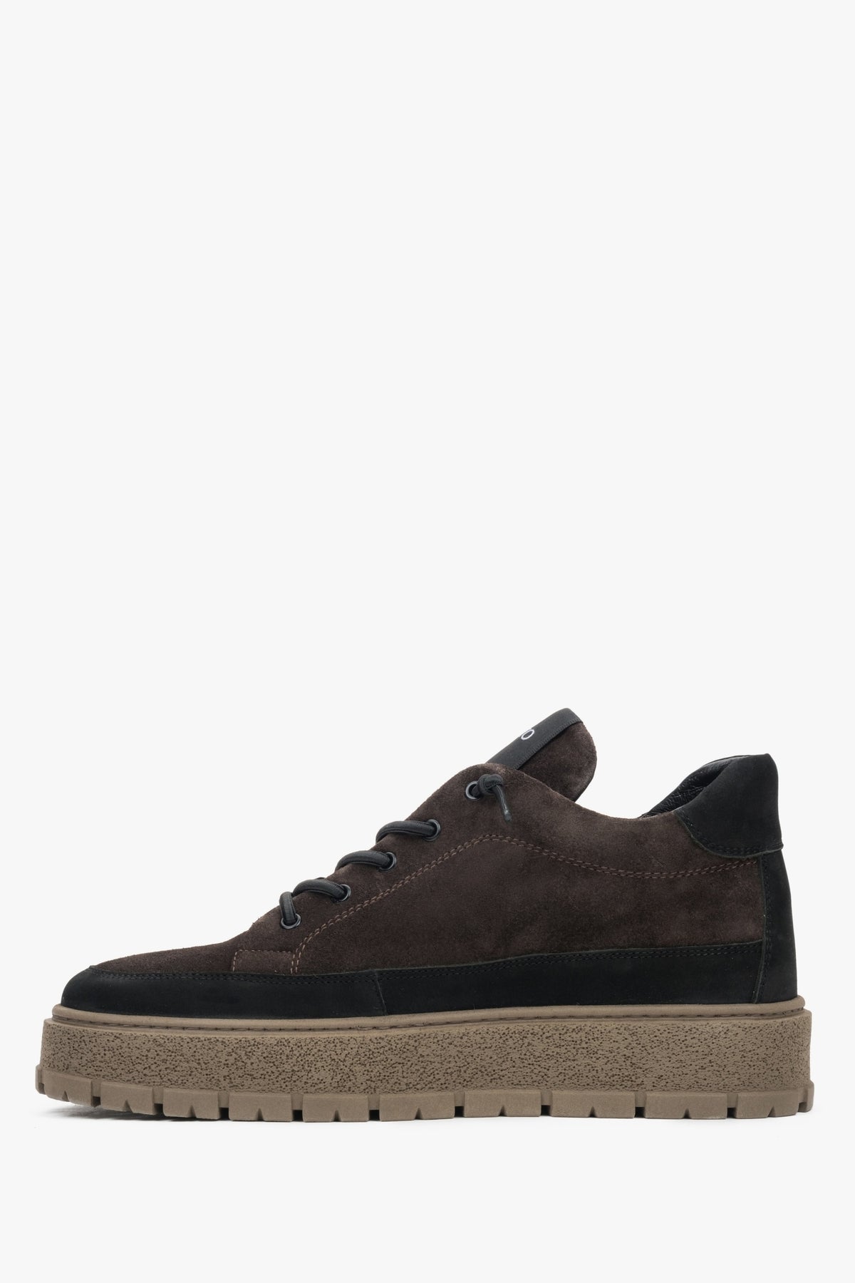 Gegenläufige Seitenansicht des dunkelbraunen Sneakers mit markant profilierter Sohle