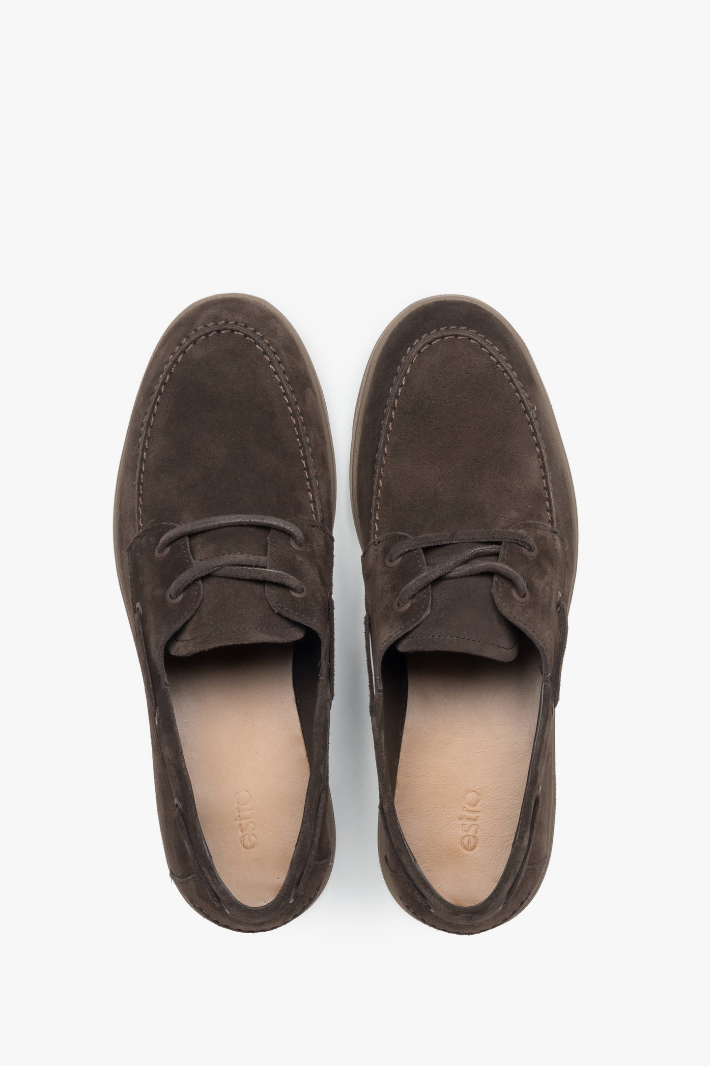 Draufsicht auf das Paar dunkelbrauner Herren-Loafer im Bootsschuh-Design.