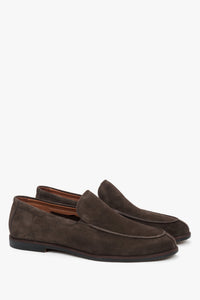 Schräge Seitenansicht der dunkelbraunen Herren-Loafer aus weichem Naturvelours von Estro.