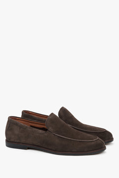 Schräge Seitenansicht der dunkelbraunen Herren-Loafer aus weichem Naturvelours von Estro.