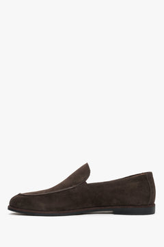 Linke Seitenansicht der eleganten dunkelbraunen Herren-Schlupfschuhe aus Veloursleder.