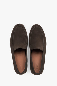 Draufsicht auf das Paar dunkelbrauner Herren-Loafer aus weichem Naturvelours.