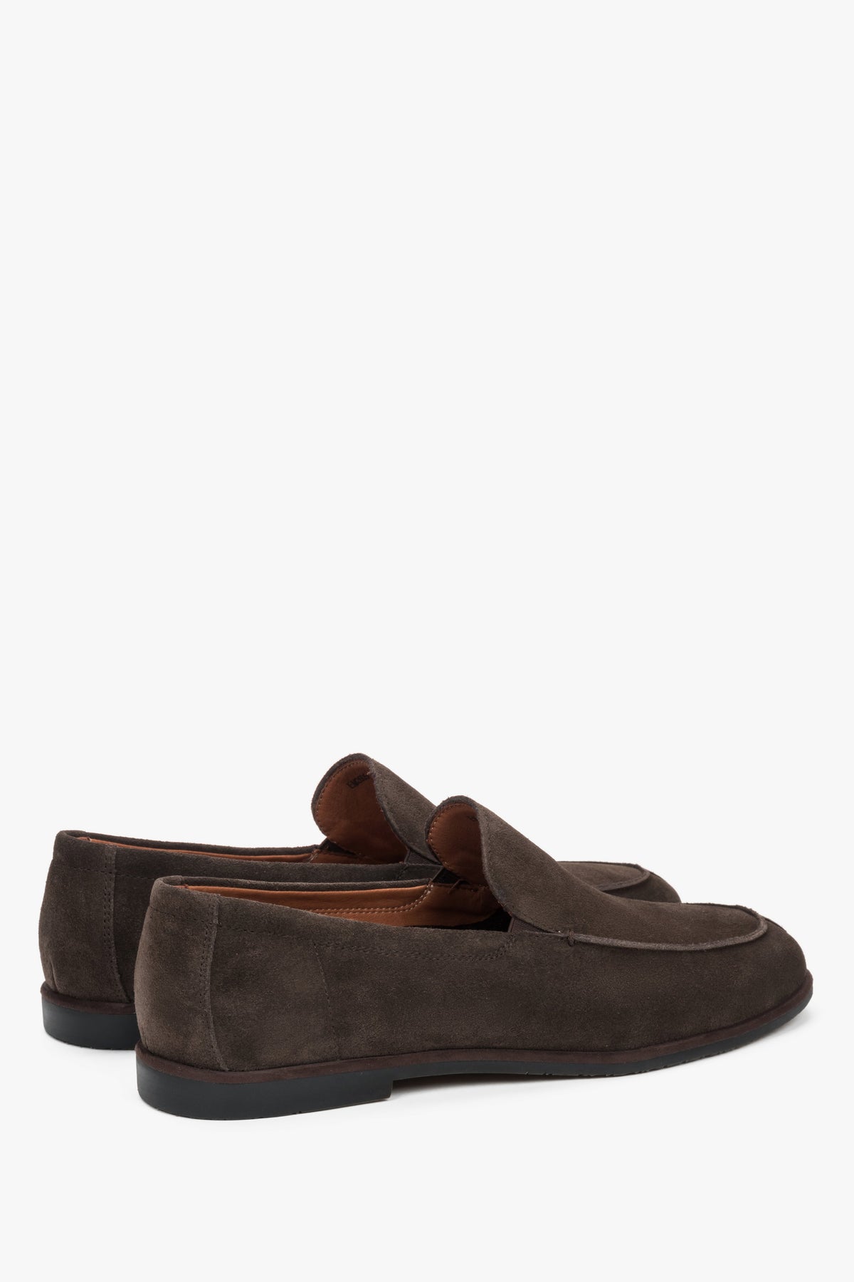 Rückansicht der flachen dunkelbraunen Herren-Loafer mit Gummisohle.