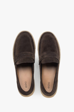 Draufsicht auf das Paar, die das bequeme Slip-On-Design und die Echtleder-Innensohle zeigt.