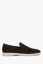 Seitenansicht des dunkelbraunen Herren-Loafers aus italienischem Velours