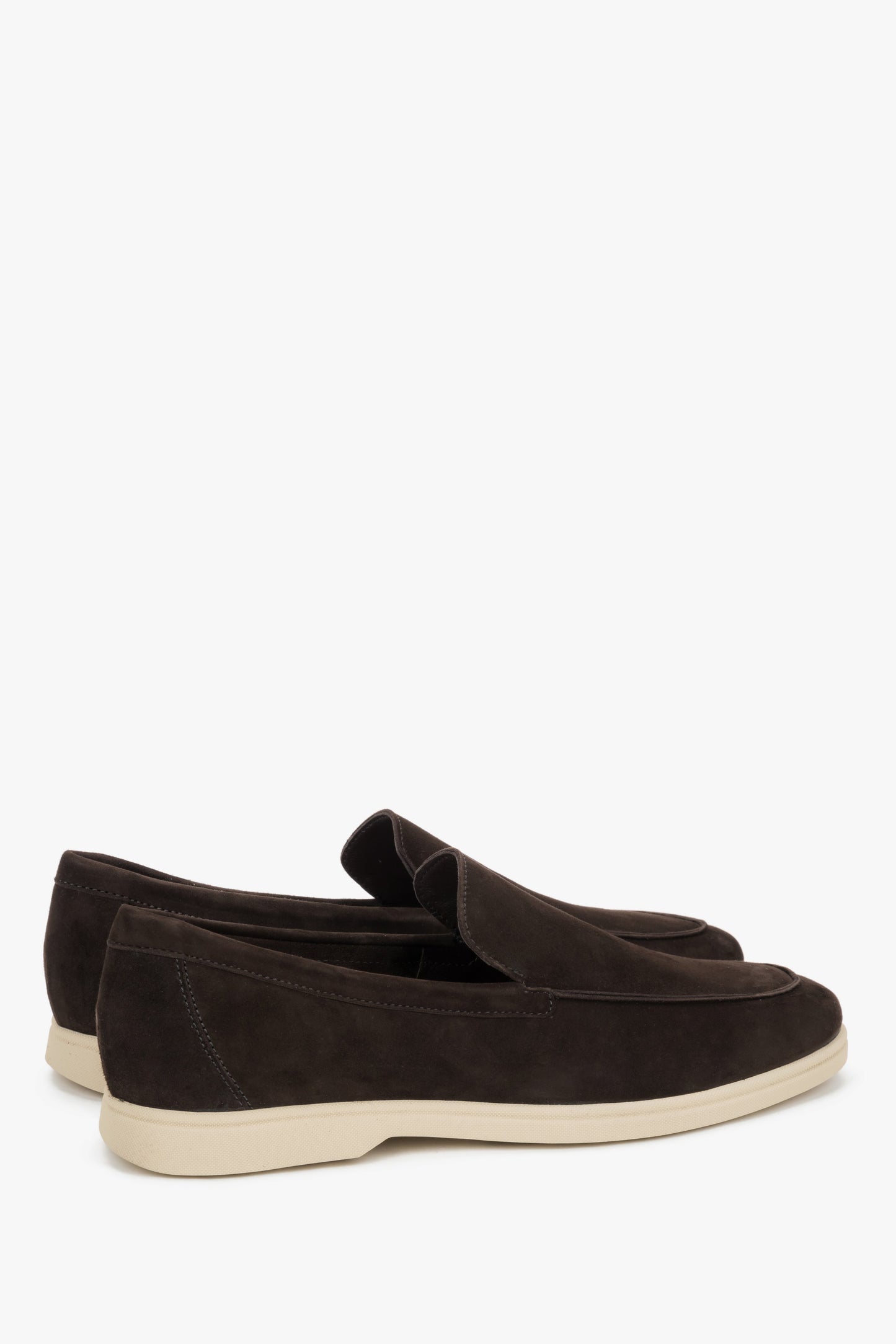 Rückwärtige Schrägansicht der vielseitigen dunkelbraunen Slip-on Halbschuhe für Herren