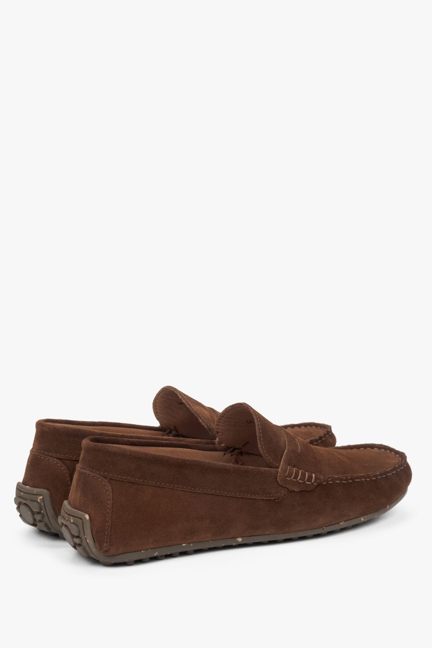 Herrenslipper von Estro aus natürlichem dunkelbraunem Velours.