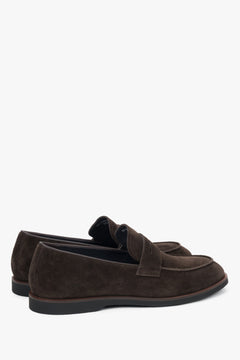 Andere schräge Ansicht des dunkelbraunen Herren-Loafers.