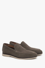 Dunkelbraune Herren-Mokassins von Estro aus hochwertigem Veloursleder, elegant und bequem.